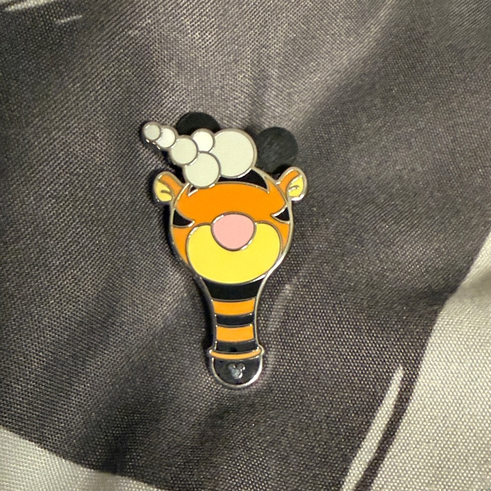 Disney tigger bubbles wand pin